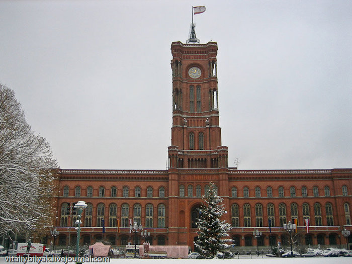 Красная ратуша невольно напомнила Кремль. Берлин, Германия