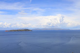 Озеро Титикака находится на высоте 3800 метров над уровнем моря и поэтому считается самым высоким судоходным озером в мире