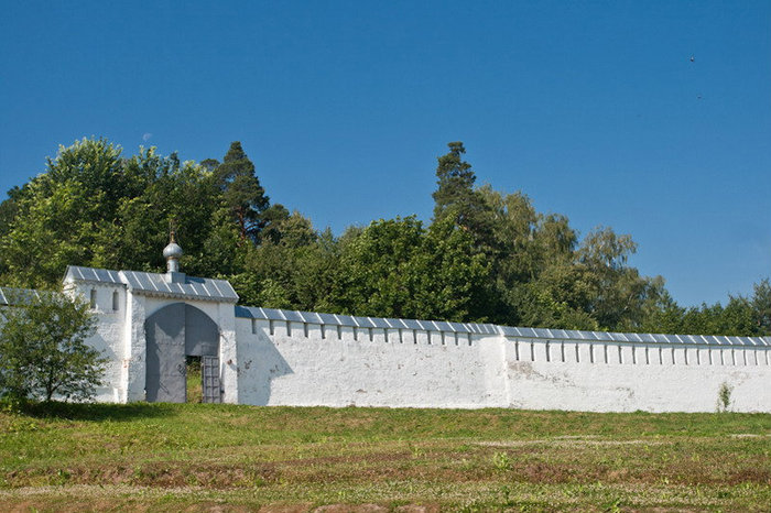 Стены монастыря Гороховец, Россия