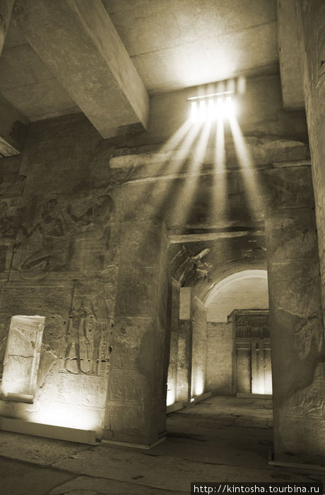 один из гипостильных залов (их 2) Провинция Луксор, Египет