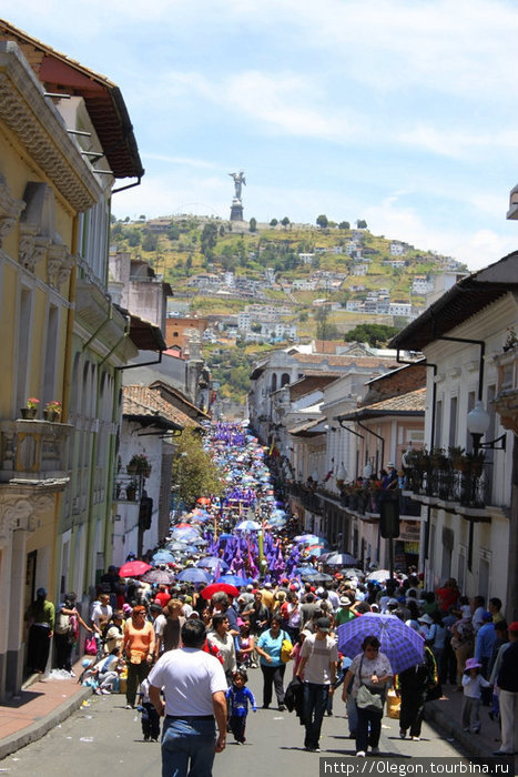 Сплошной массой народ идёт по улице Кито, Эквадор
