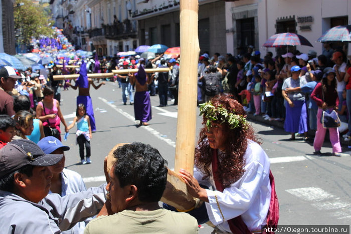 Неся тяжёлые кресты, люди проходят покаяние Кито, Эквадор