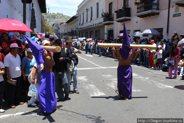 На плечах тяжёлые брёвна, на ногах металлическая цепь Кито, Эквадор