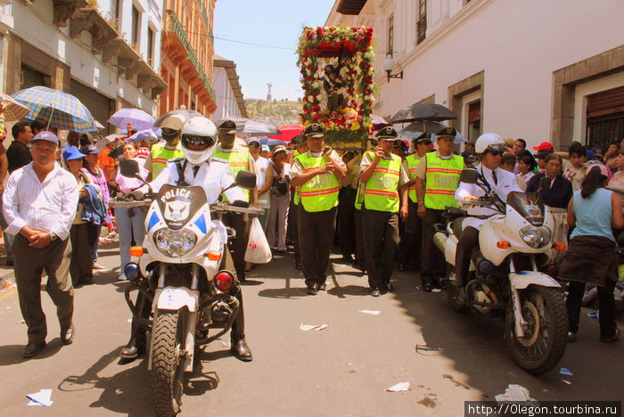 Команда полицейских тоже на покаянии Кито, Эквадор