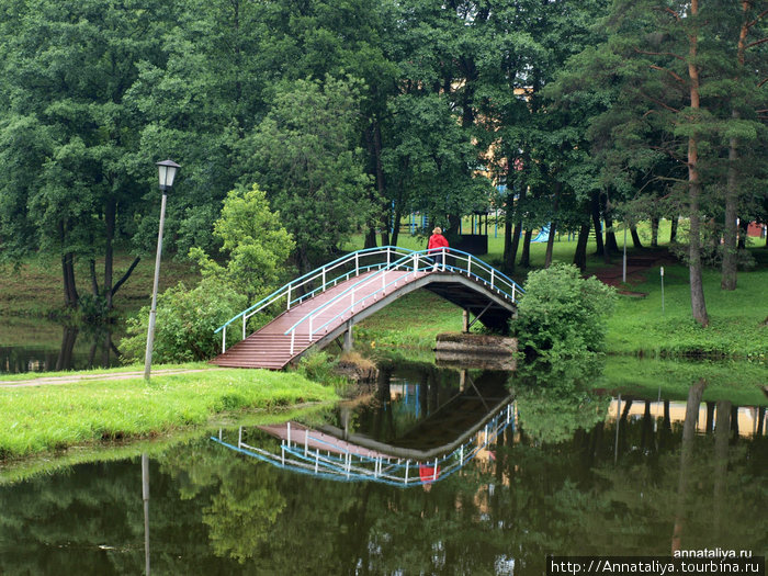 Через озеро к жилым корпусам перекинут симпатичный горбатый мостик. Он, кстати, — ближайший путь, чтобы оказаться на противоположном берегу. Наро-Фоминск, Россия