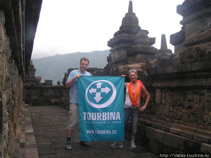 С флагом \Турбины\ Боробудур, Индонезия