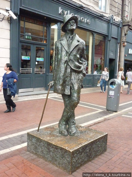 этот дядя стоит возле Оконнол стрит, на пересечении с одной из улиц Дублин, Ирландия