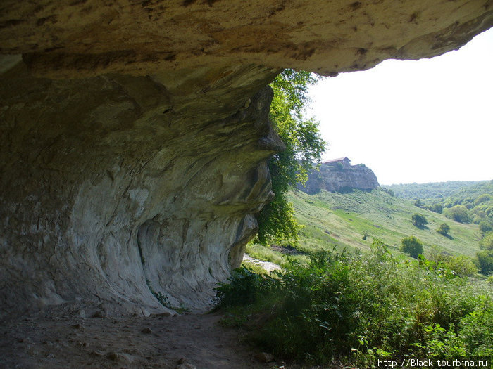Перед воротами пещерного города уже интересно Бахчисарай, Россия