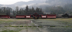 Вид на святилище Ицукусима со стороны ворот-тории. Отлив.