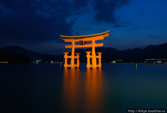 Тории с вечерней подсветкой Миядзима, Япония