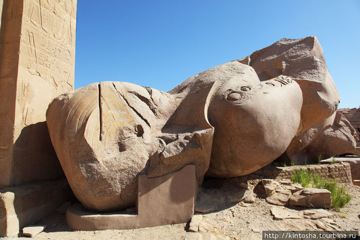 бетонная \подушка\ под головой статуи Луксор, Египет