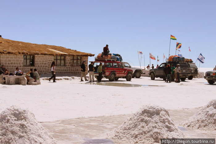 Джипы с туристами приезжают к отелю, не только для ночлега, но и для перекусов Уюни, Боливия