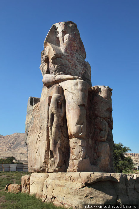 хорошо сохранившийся колосс мемнона Луксор, Египет