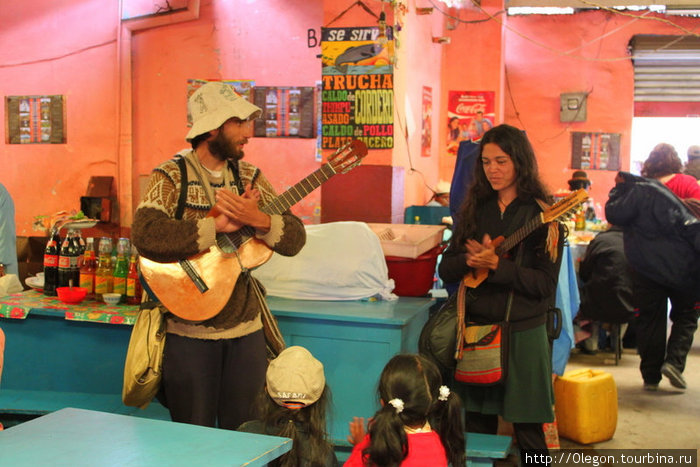 Бродячие музыканты развлекают боливийскую братию и туристов Копакабана, Боливия