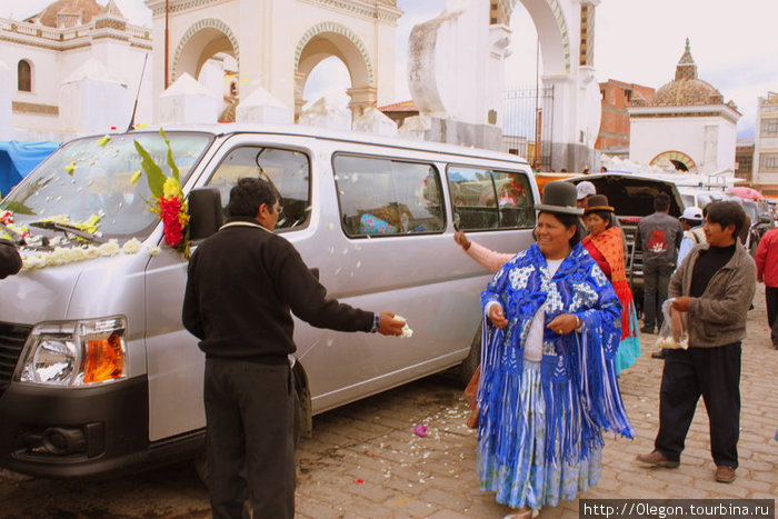 К храму съехались много машин, чтоб священник их освятил Копакабана, Боливия