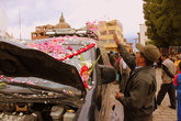 После молитвы священник осыпает машину лепестками цветов