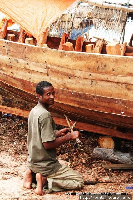 Доу изготавливают инструментами каменного века. Остров Занзибар, Танзания