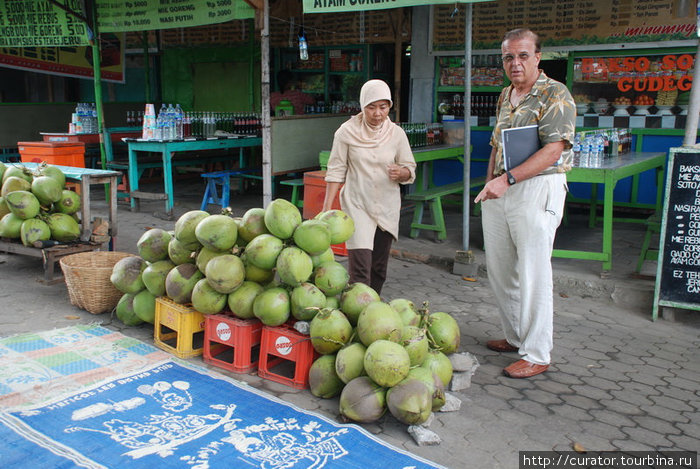 кокосы на рынках Нуса-Дуа, Индонезия