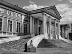 Дворец (Большой дом) (1769—1775)
Дворец

Дворец — главное сооружение в загородной увеселительной усадьбе графа Петра Борисовича Шереметева в Кускове. «Большой дом», как называли Дворец в XVIII веке, строился в 1769—1775 годы под руководством моско