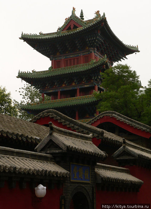 Все здания монастыря Шаолинь — современной постройки. Шаолинь, Китай