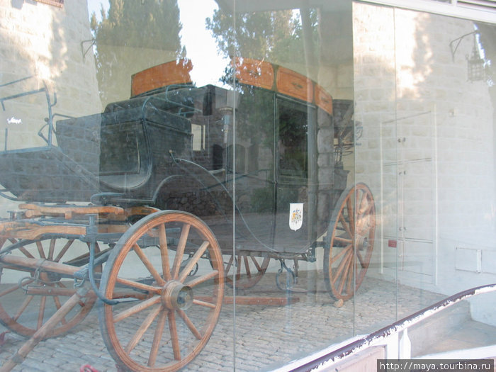 в павильоне рядом установлена его карета Иерусалим, Израиль