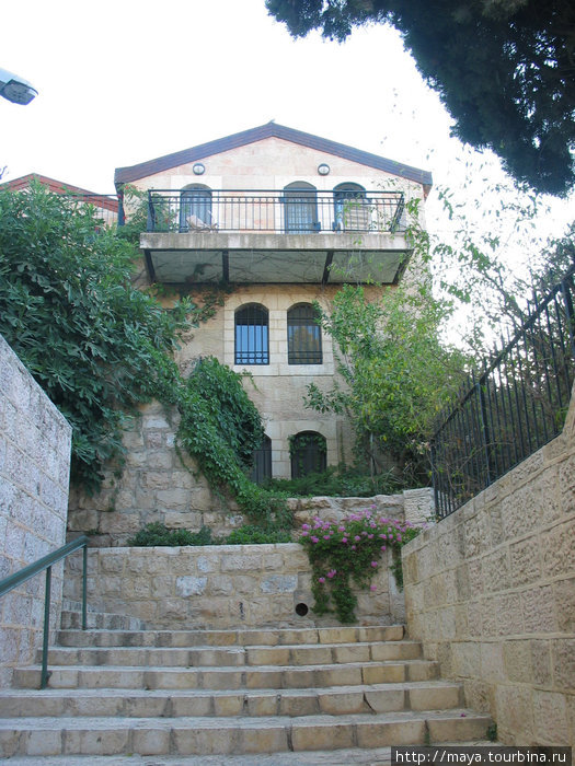 На каждой из них живописные двухэтажные домики, увитые вьющимися растениями Иерусалим, Израиль