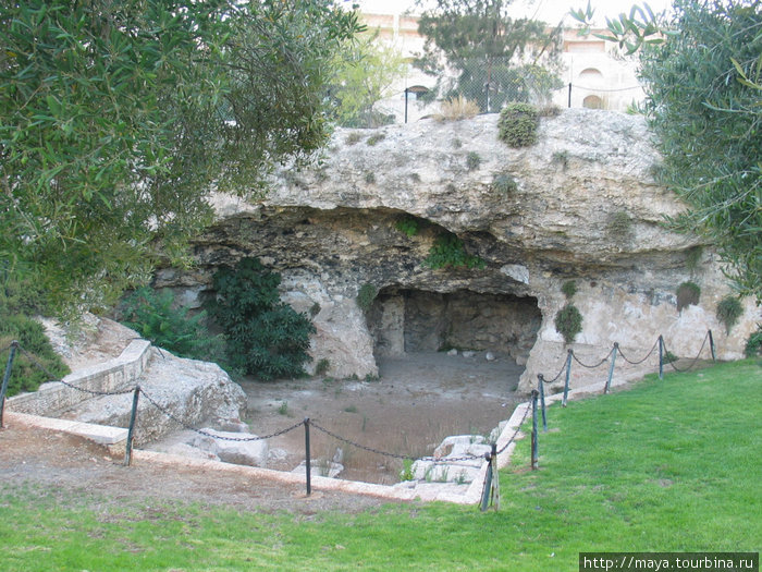 огороженное место раскопок (где-то здесь гробница Ирода) Иерусалим, Израиль