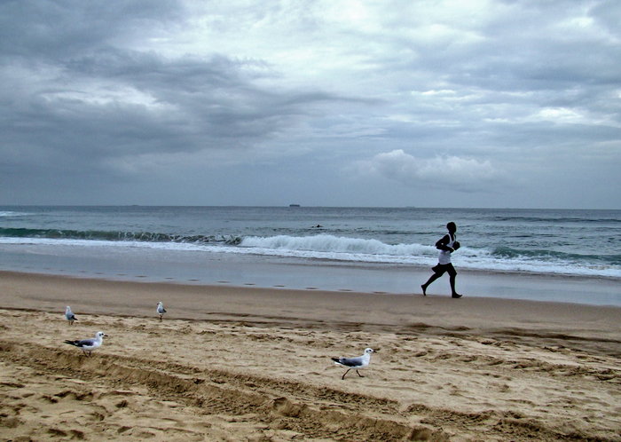 часть фото сняты в обычный рабочий и пасмурный день когда народу на пляже совсем мало, другие в солнечный и выходной день Дурбан, ЮАР