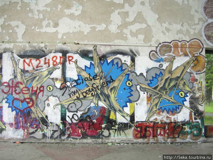 Граффити в здании бывшего павильона ВДНХ Барнаул, Россия