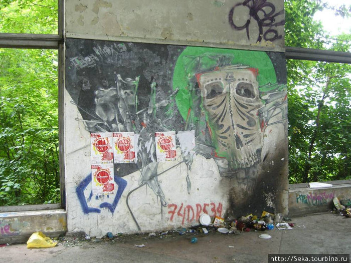 Граффити в здании бывшего павильона ВДНХ Барнаул, Россия
