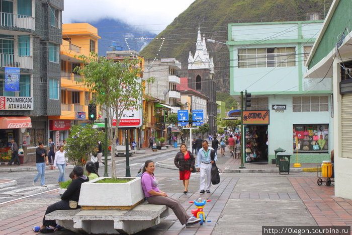 Город в окружении гор, под вулканом Баньос, Эквадор