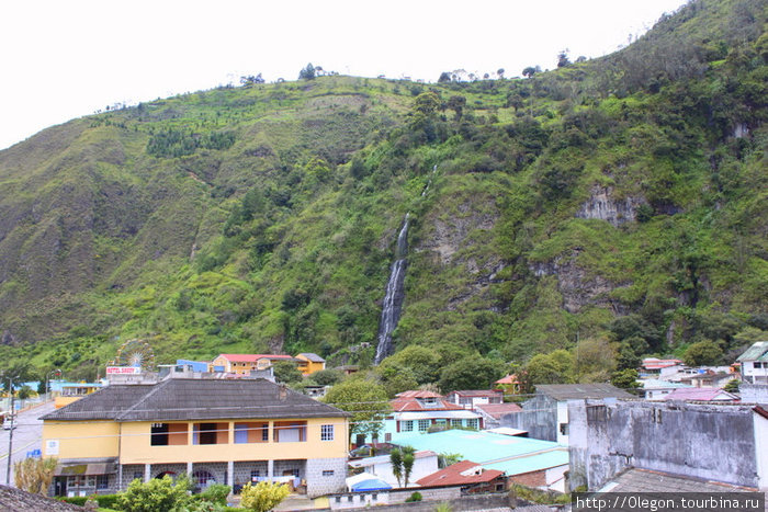 С крыш домов и отелей открывается вид на горы и водопады Баньос, Эквадор