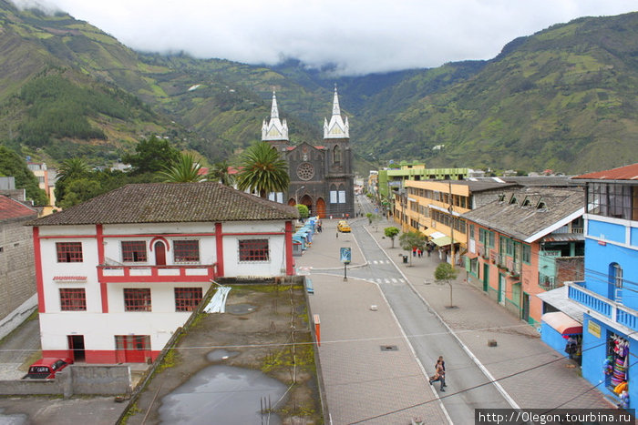 Вид на улицу и Кафедральный собор Баньос, Эквадор