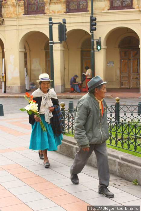 На праздничную службу идут с цветами Санта-Ана-де-лос-Риос-де-Куэнка, Эквадор