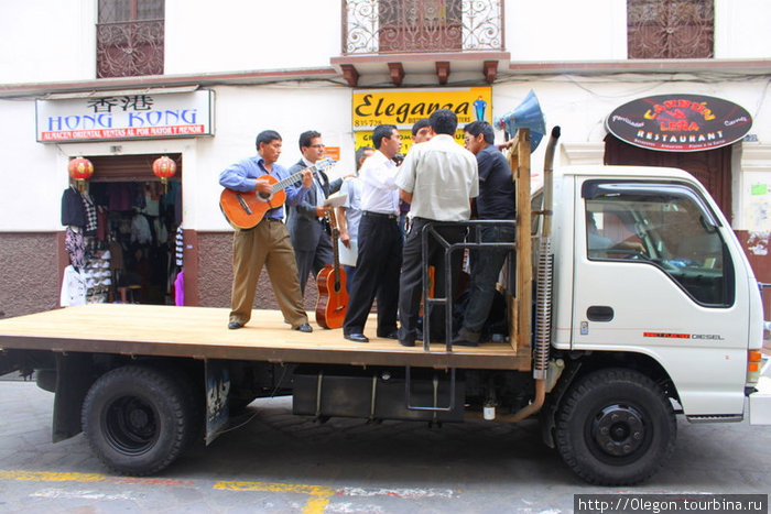 Проезжая по всему городу, распевают псалмы Санта-Ана-де-лос-Риос-де-Куэнка, Эквадор