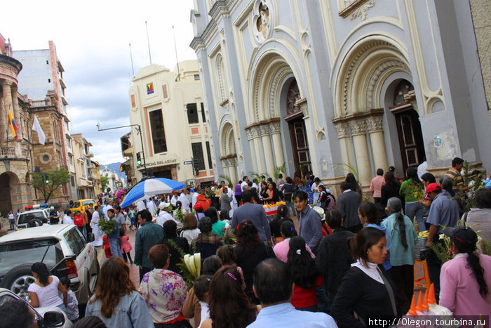 Народ спешит в церкви на праздничную службу Санта-Ана-де-лос-Риос-де-Куэнка, Эквадор