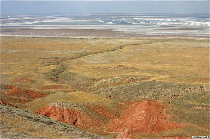 Внизу — так называемые красные скалы. Верхний Баскунчак, Россия