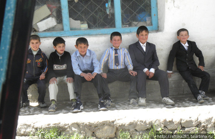 Макшевод. Детки позируют для истории Ширкент Историко-Природный Парк, Таджикистан