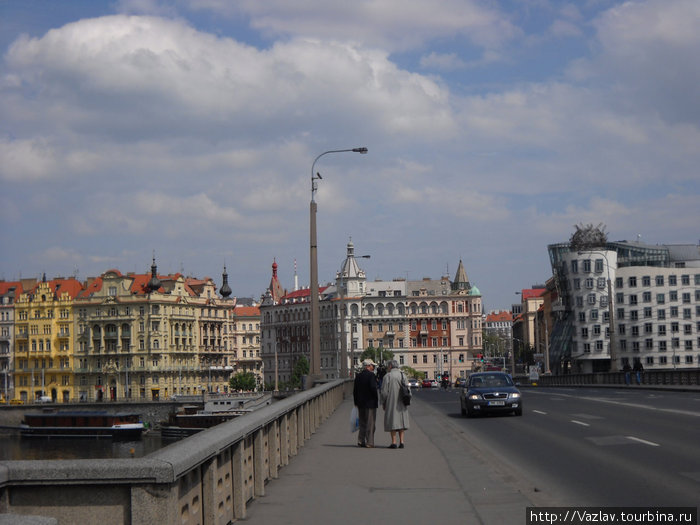Один из мостов с видом на \Танцующий дом\ Прага, Чехия