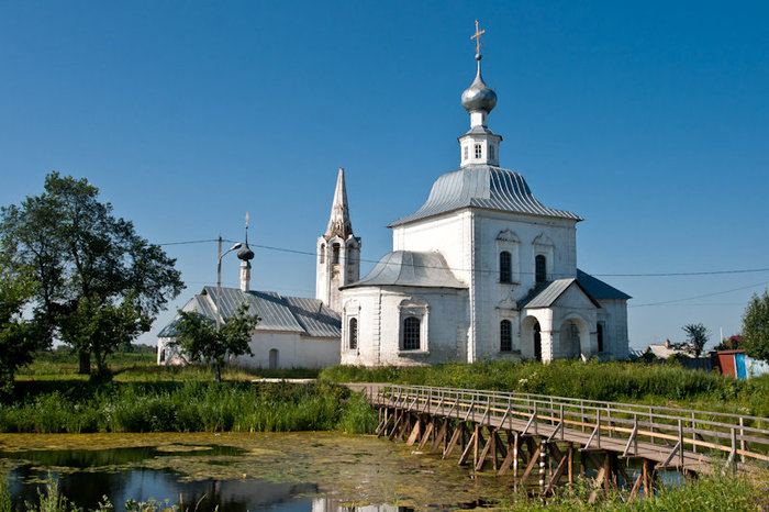 Богоявленская церковь (1775)  и церковь Рождества Иоанна Предтечи (1703) Суздаль, Россия