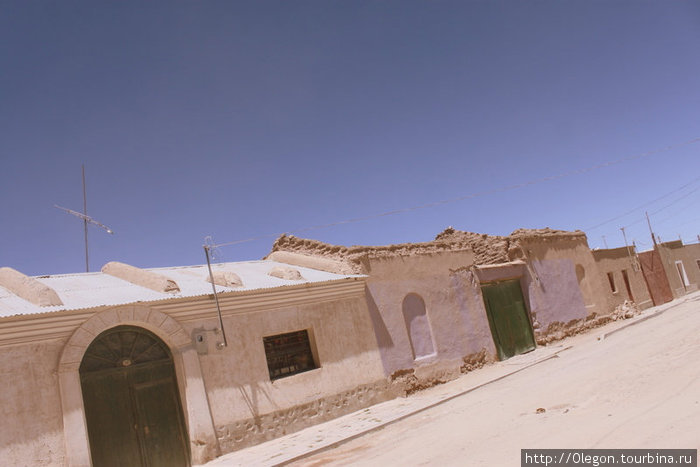Глиняные дома лучше спасают от дневной жары и ночного холода Уюни, Боливия