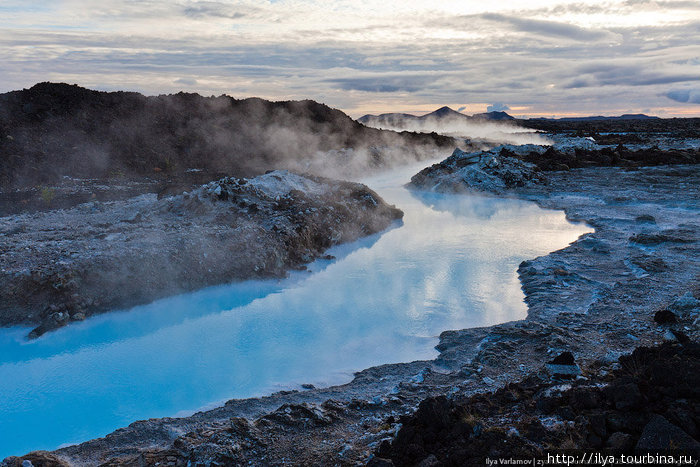 Рядом с электростанцией образовался большой термальный бассейн под открытым небом. Когда геотермальная вода остывает до температуры 37 °С, она становится очень насыщенной кремнием... Столичный регион, Исландия