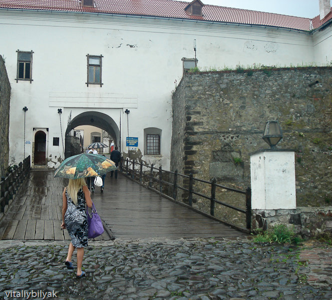 Замок «Паланок» тоже был мрачноват, позже выложу посещение осенью 2008 года, там красивее Мукачево, Украина