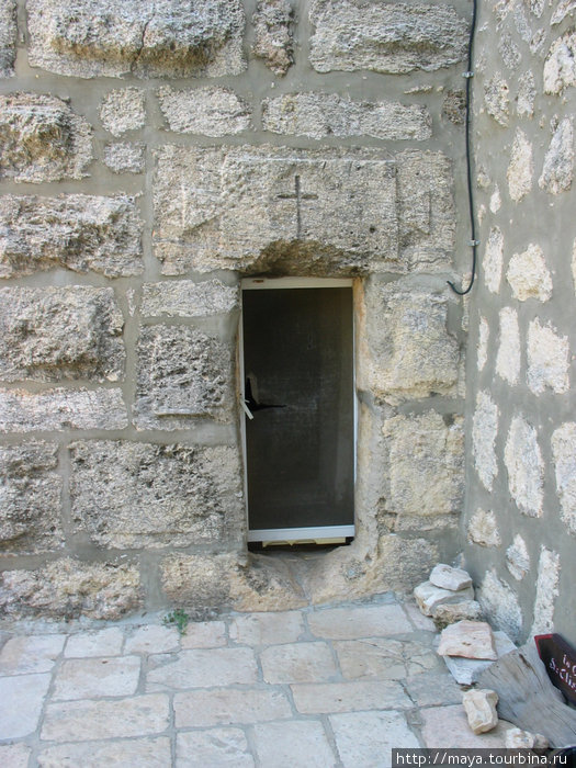 Невероятно маленькая дверца ведет в часовню где, по преданию, находится место
погребения матери Крестителя Иерусалим, Израиль