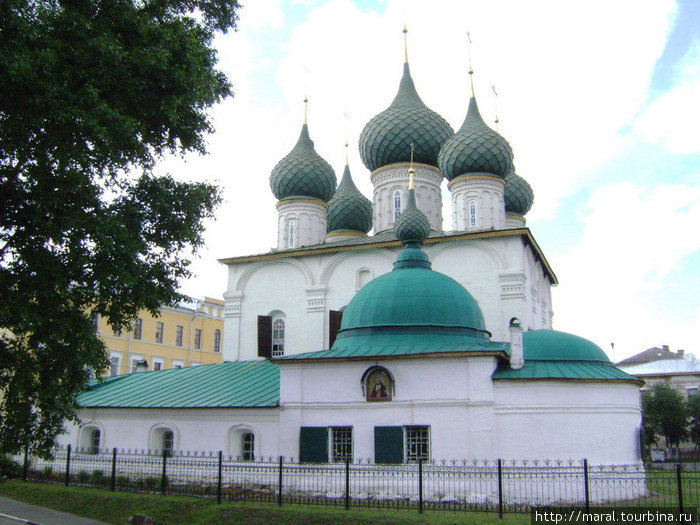 С юга к храму примыкает тёплый Никольский придел, перестроенный в 1831 году в стиле классицизма и внёсший диссонанс в облик южного фасада здания Ярославль, Россия