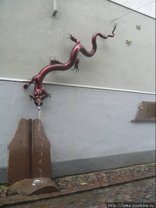 Скульптура дракона