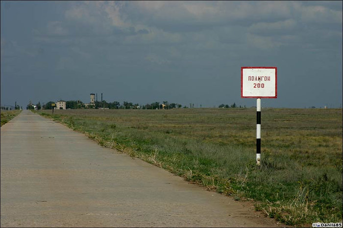 Полигон 200.
Впереди, справа от дороги видна ракета-памятник. Капустин Яр, Россия