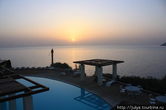 Восход. Нижний бассейн и бар. Остров Крит, Греция