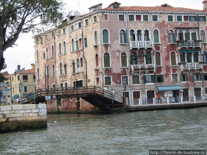 Обшарпанные здания с нетуристических сторон — явление для Венеции повсеместное Венеция, Италия