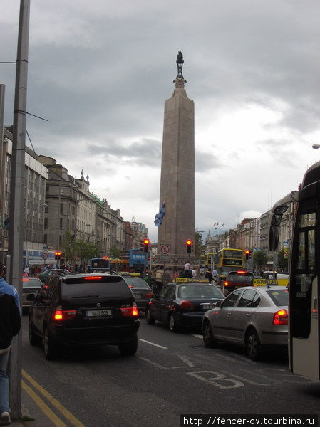 На главной улице О\’Коннелл стрит всегда много машин и людей Дублин, Ирландия